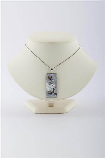 Grote foto wit gouden hanger met parelmoer aan wit gouden collier sieraden tassen en uiterlijk kettingen