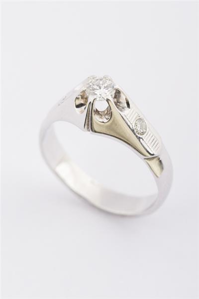 Grote foto wit gouden ring met 3 briljanten sieraden tassen en uiterlijk ringen voor haar