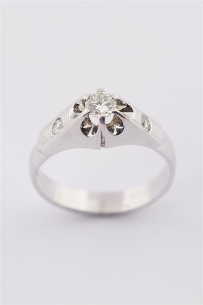 Grote foto wit gouden ring met 3 briljanten sieraden tassen en uiterlijk ringen voor haar