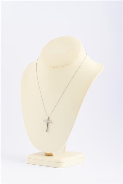 Grote foto wit gouden kruis met 28 diamanten aan collier. sieraden tassen en uiterlijk kettingen