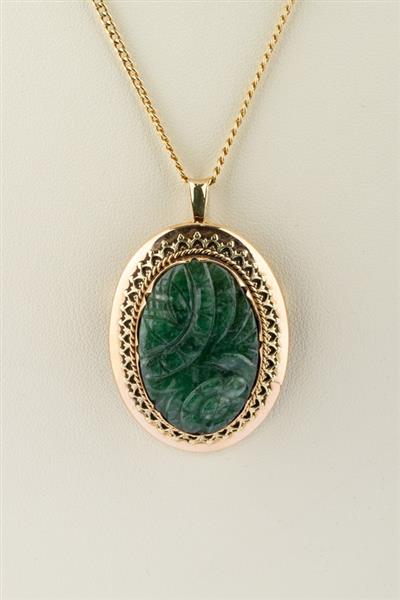 Grote foto gouden foto medaillon met jade sieraden tassen en uiterlijk kettingen
