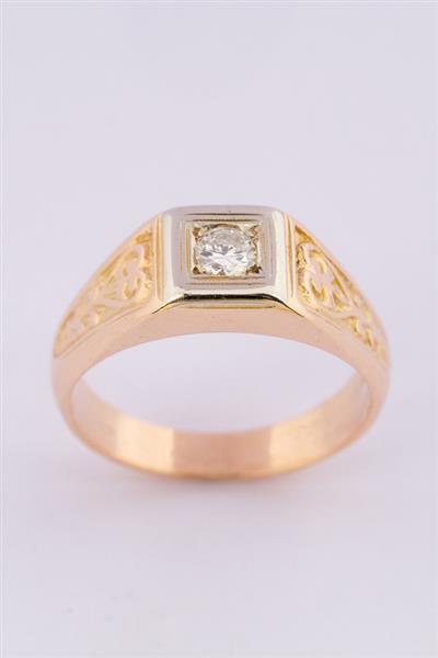 Grote foto gouden bewerkte heren ring met een briljant sieraden tassen en uiterlijk ringen voor haar