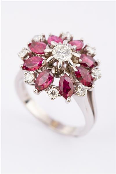 Grote foto wit gouden entourage ring met briljanten en robijnen sieraden tassen en uiterlijk ringen voor haar