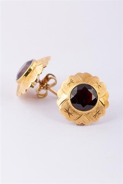 Grote foto gouden oorknoppen met granaat. sieraden tassen en uiterlijk oorbellen