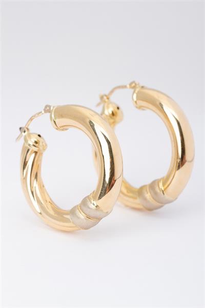 Grote foto gouden oor ringen sieraden tassen en uiterlijk oorbellen