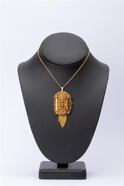 Grote foto antieke gouden klederdracht hanger aan gouden collier antiek en kunst overige in antiek gebruiksvoorwerpen
