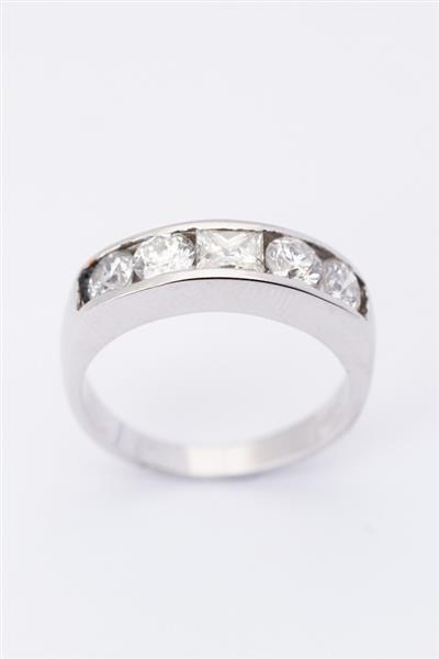 Grote foto wit gouden rij ring met een prinses en rond geslepen briljanten sieraden tassen en uiterlijk ringen voor haar