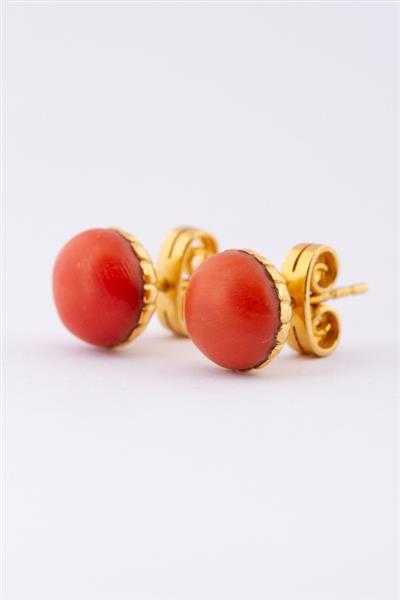 Grote foto gouden oorknoppen met bloedkoraal sieraden tassen en uiterlijk oorbellen