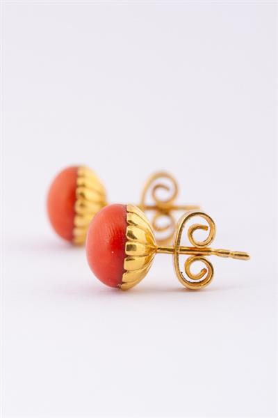 Grote foto gouden oorknoppen met bloedkoraal sieraden tassen en uiterlijk oorbellen