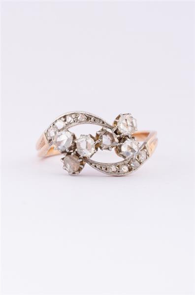 Grote foto gouden slagring met diamanten sieraden tassen en uiterlijk ringen voor haar