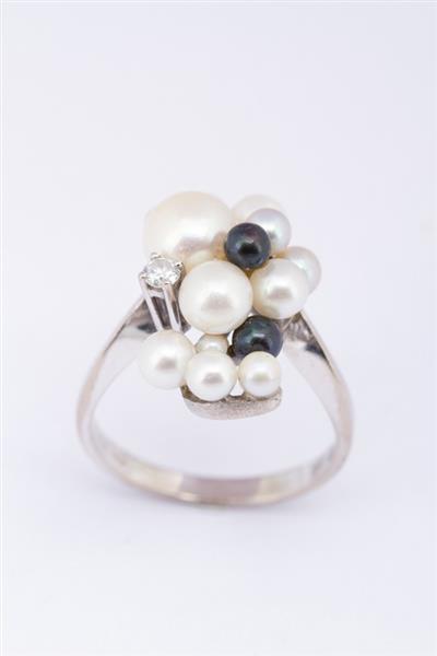 Grote foto wit gouden ring met parels en een briljant sieraden tassen en uiterlijk ringen voor haar