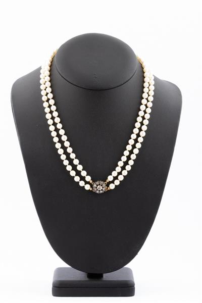 Grote foto cultive parel collier aan een gouden sluiting met diamanten sieraden tassen en uiterlijk kettingen