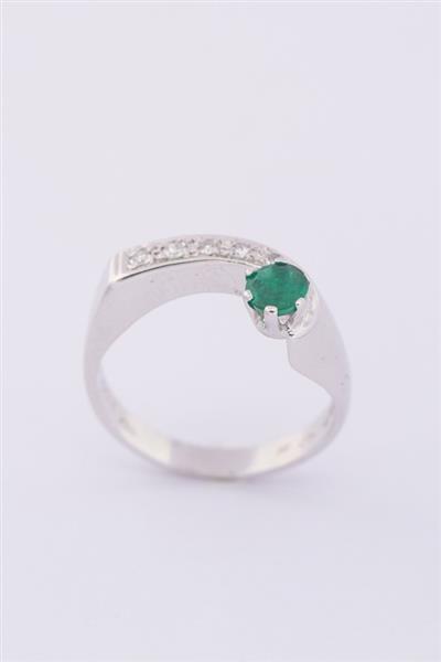 Grote foto wit gouden ring met een smaragd en diamanten sieraden tassen en uiterlijk ringen voor haar