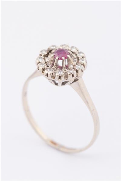 Grote foto wit gouden ring met briljanten en robijn sieraden tassen en uiterlijk ringen voor haar