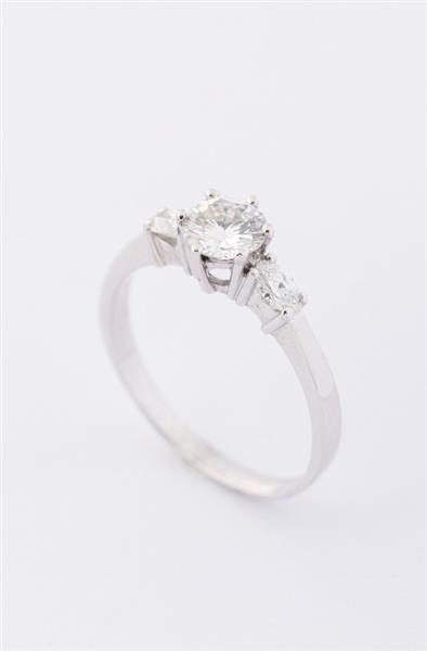 Grote foto wit gouden ring met een briljant en markies diamanten sieraden tassen en uiterlijk ringen voor haar