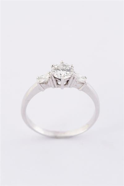 Grote foto wit gouden ring met een briljant en markies diamanten sieraden tassen en uiterlijk ringen voor haar