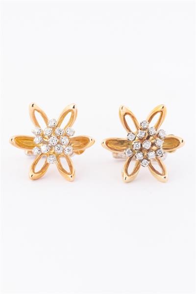 Grote foto gouden oorknoppen met briljanten sieraden tassen en uiterlijk oorbellen