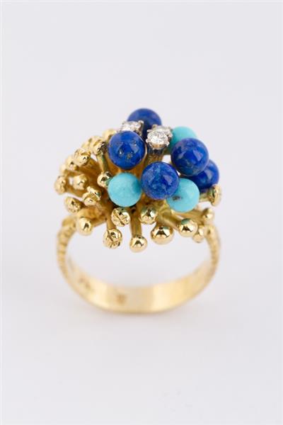 Grote foto gouden ring met lapis lazuli turkoois en briljanten. sieraden tassen en uiterlijk ringen voor haar