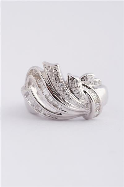Grote foto wit gouden ring met baguette geslepen diamanten en rond geslepen briljanten sieraden tassen en uiterlijk ringen voor haar