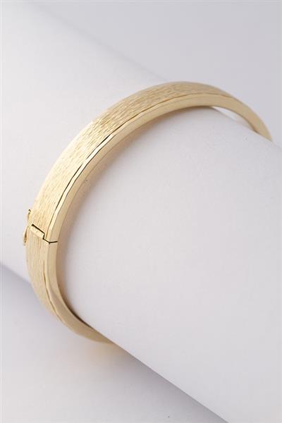 Grote foto gouden bangle met scharniersluiting sieraden tassen en uiterlijk armbanden voor haar