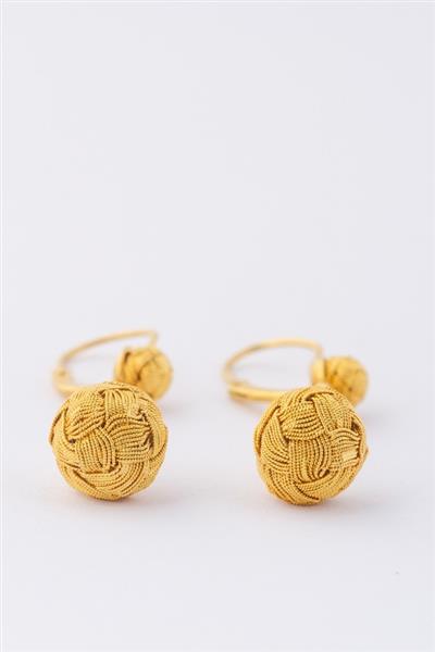 Grote foto gouden oorhangers met fijn draadwerk sieraden tassen en uiterlijk oorbellen