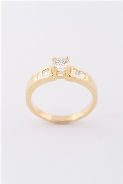 Grote foto gouden rij ring met een briljant en baguette geslepen diamanten sieraden tassen en uiterlijk ringen voor haar