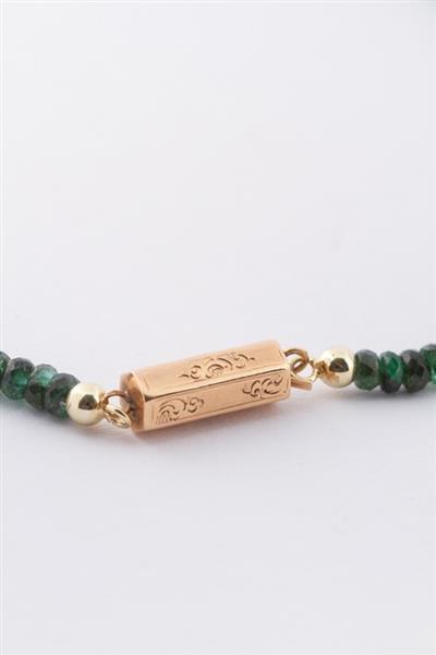Grote foto smaragd collier aan antieke gouden sluiting sieraden tassen en uiterlijk kettingen
