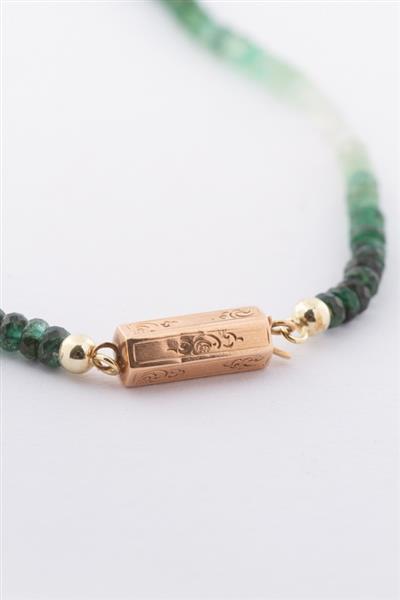 Grote foto smaragd collier aan antieke gouden sluiting sieraden tassen en uiterlijk kettingen