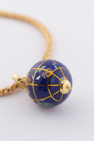 Grote foto gouden wereldbol hanger aan gouden collier sieraden tassen en uiterlijk kettingen