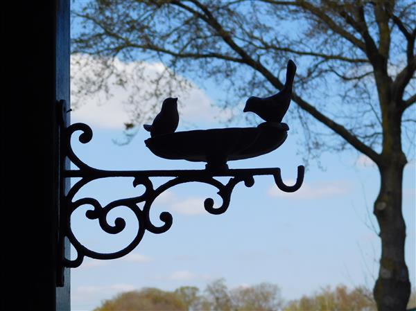 Grote foto voederbak vogel bad voor de muur gietijzer tuin en terras tuindecoratie