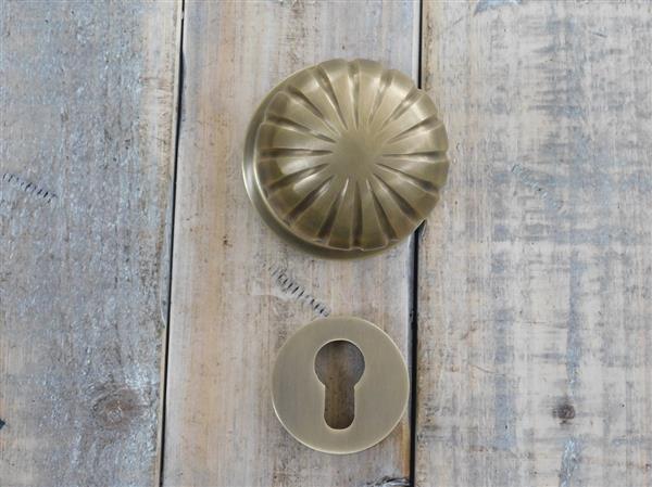 Grote foto 1 deurknop met veiligheidsslot en wapenschild koperen knop met rozet is niet roteerbaar plus bevest doe het zelf en verbouw materialen en producten