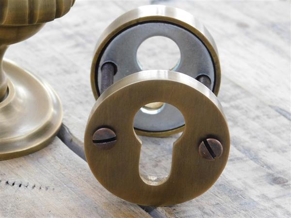 Grote foto 1 deurknop met veiligheidsslot en wapenschild koperen knop met rozet is niet roteerbaar plus bevest doe het zelf en verbouw materialen en producten