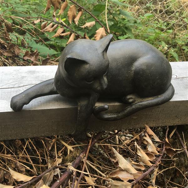 Grote foto katten sculptuur polystein liggend. tuin en terras tuindecoratie