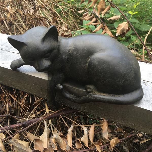 Grote foto katten sculptuur polystein liggend. tuin en terras tuindecoratie