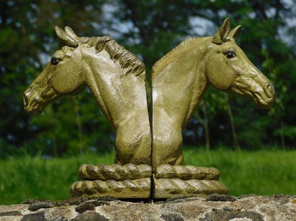 Grote foto set van 2 paardenbeelden olijfgroen boekensteunen tuin en terras tuindecoratie