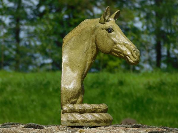 Grote foto set van 2 paardenbeelden olijfgroen boekensteunen tuin en terras tuindecoratie