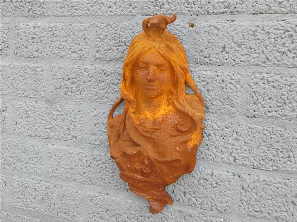 Grote foto vrouwenhoofd art nouveau sculptuur gemaakt van gietijzer tuin en terras tuindecoratie