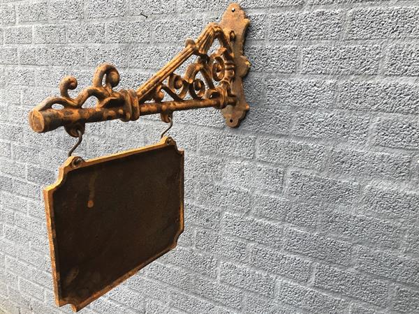 Grote foto winkel bord met zijarm gegoten ijzeren ketting ongelakt met roest bekleding verzamelen overige verzamelingen