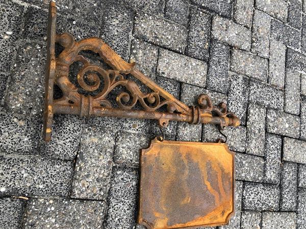 Grote foto winkel bord met zijarm gegoten ijzeren ketting ongelakt met roest bekleding verzamelen overige verzamelingen