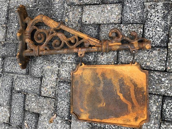 Grote foto winkel bord met zijarm gegoten ijzeren ketting ongelakt met roest bekleding verzamelen overige verzamelingen