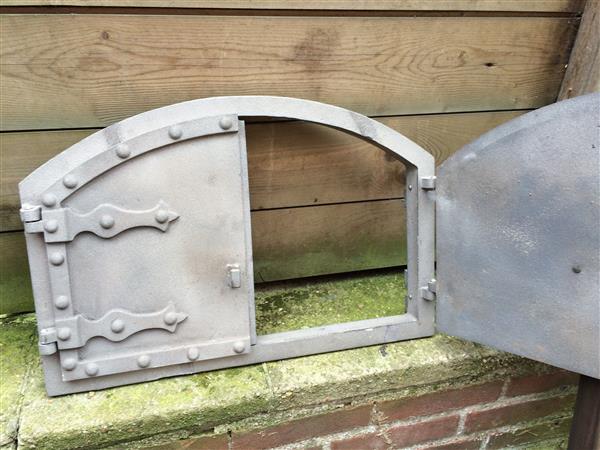 Grote foto deur pizza oven gietijzer onbehandeld tuin en terras buitenkeukens