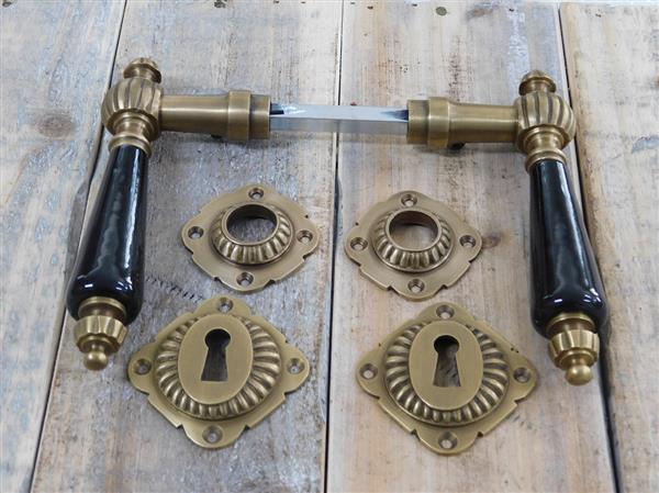 Grote foto set deurbeslag gepatineerd messing met zwarte grepen van porselein voor kamerdeuren doe het zelf en verbouw materialen en producten