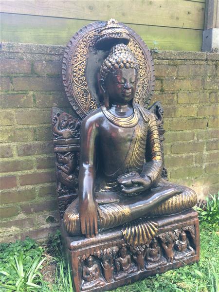 Grote foto thaise boeddha beeld op troon van vol steen tuin en terras tuindecoratie