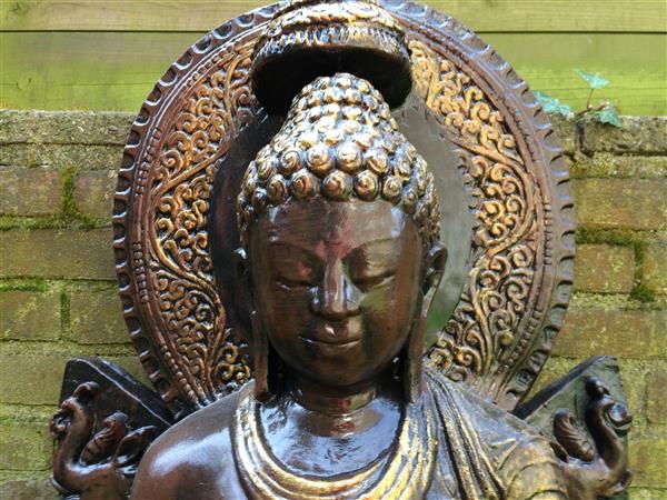 Grote foto thaise boeddha beeld op troon van vol steen tuin en terras tuindecoratie