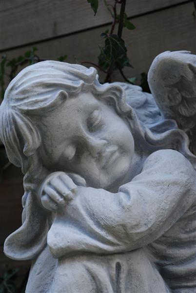 Grote foto prachtige zittende engel vol detail vol steen. tuin en terras tuindecoratie