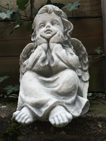 Grote foto engel zittend vol steen mooi in detail. tuin en terras tuindecoratie
