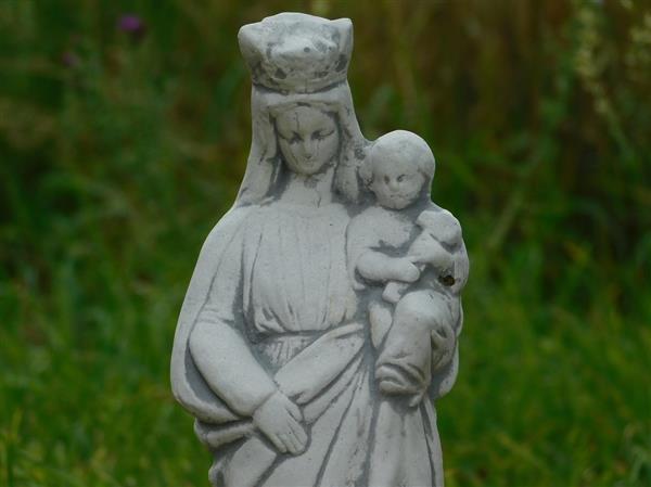 Grote foto maria met kind in de arm vol steen onbehandeld tuin en terras tuindecoratie