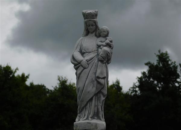 Grote foto maria met kind in de arm vol steen onbehandeld tuin en terras tuindecoratie