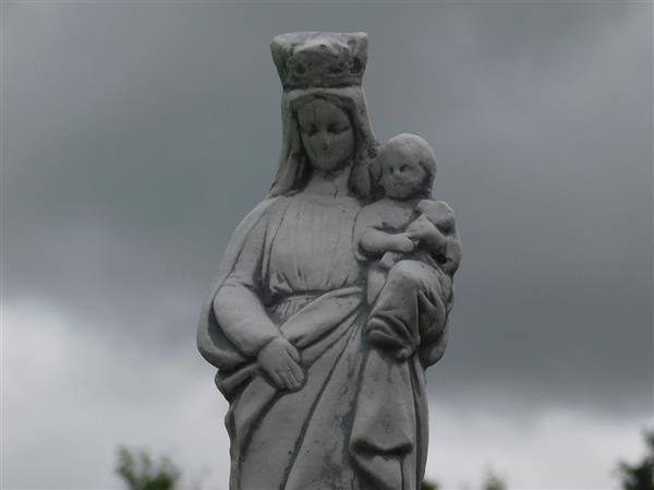 Grote foto maria met kind in de arm vol steen onbehandeld tuin en terras tuindecoratie