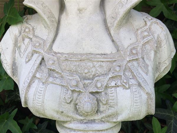 Grote foto sculptuurbeeld dame vol steen prachtig tuin en terras tuindecoratie